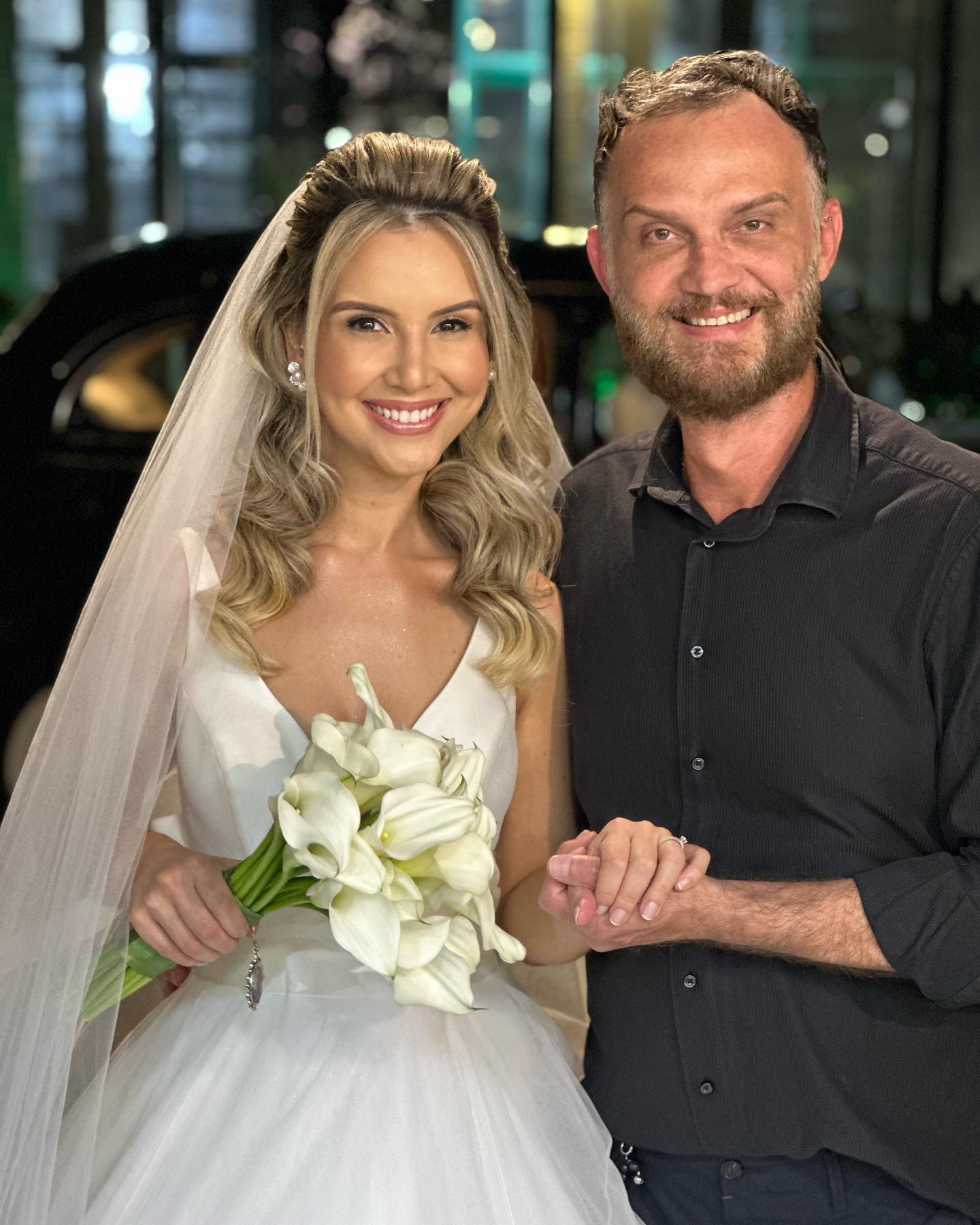 Noiva com penteado texturizado ao lado de Rogério Krisan antes da cerimônia
